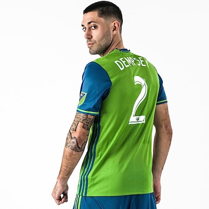 La camiseta titular trae más azul para este año, con las mangas contrastando el verde eléctrico que lleva en el pecho.