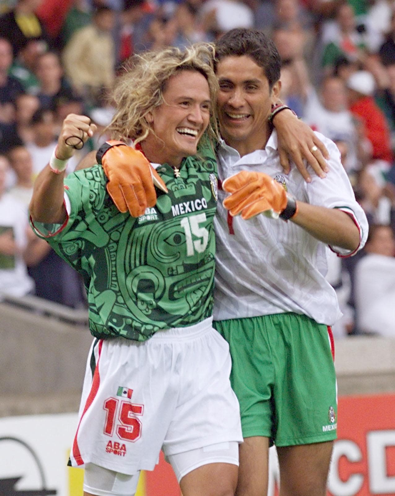 Campos fue un fuera de serie y desde su debut con la selección de México, el 20 de noviembre de 1991, jugó 130 partidos con su selección, con la que fue suplente en Corea y Japón en 2002.