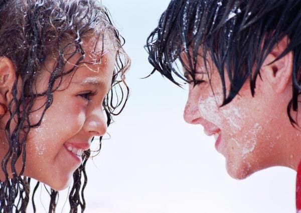 ¿Te acuerdas de la telenovela 'Amy, la niña de la mochila azul'? Claro, fue uno de los tantos exitos de 
<b>Danna Paola</b>, pero en esta ocasión compartió créditos con el actor
<b> Joseph Sasson</b>.