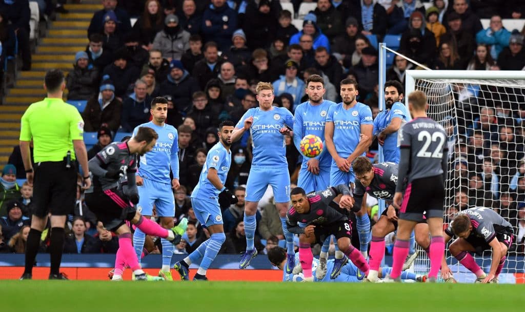 Manchester City goleo 6-3 al Leicester, Arsenal pasa por encima del Norwich City 3-0, Tottenham también golea 3-0 al Crystal Palace y el Southampton consigue apretada victoria de visita 2-3 sobre el West Ham United.