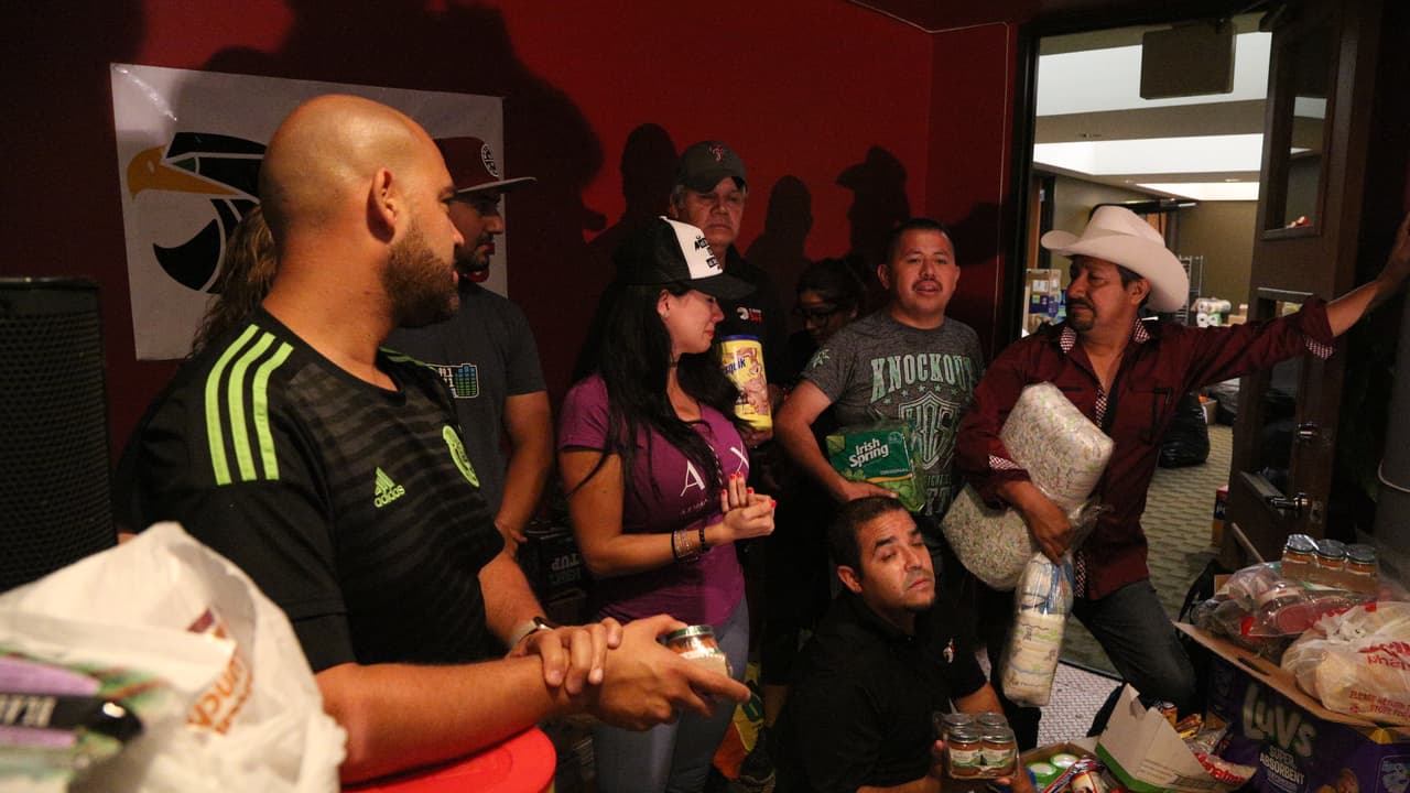 Raúl 'El Pelón', Carla Medrano y El Feo ya están en Texas y quedaron sin palabras por ver el apoyo de todos sus radioescuchas en Dallas.