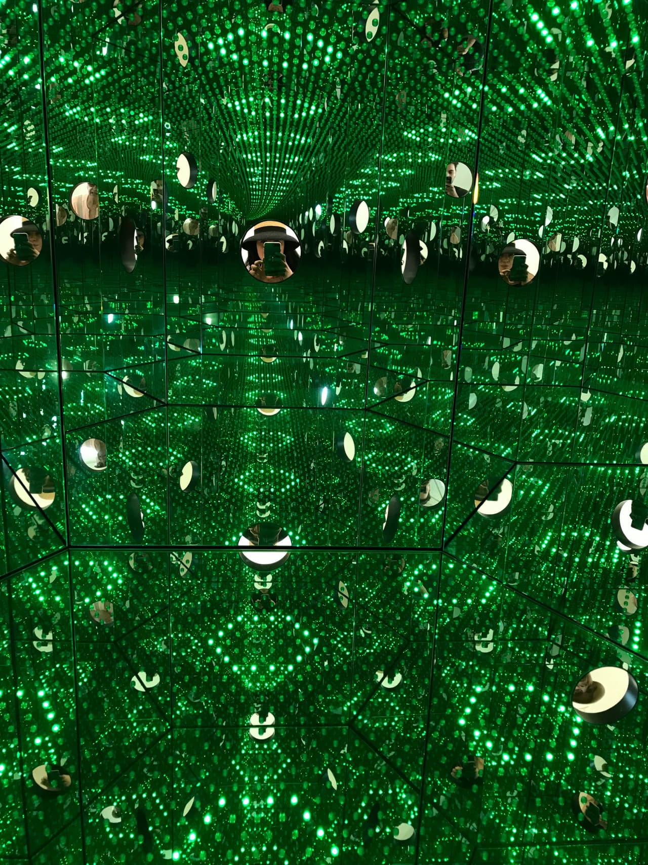 Como los Yayoi Kusama’s Infinity Mirrored Rooms / Cuartos de espejos infinitos en los que te sentirás dentro de un caleidoscopio de tamaño humano.