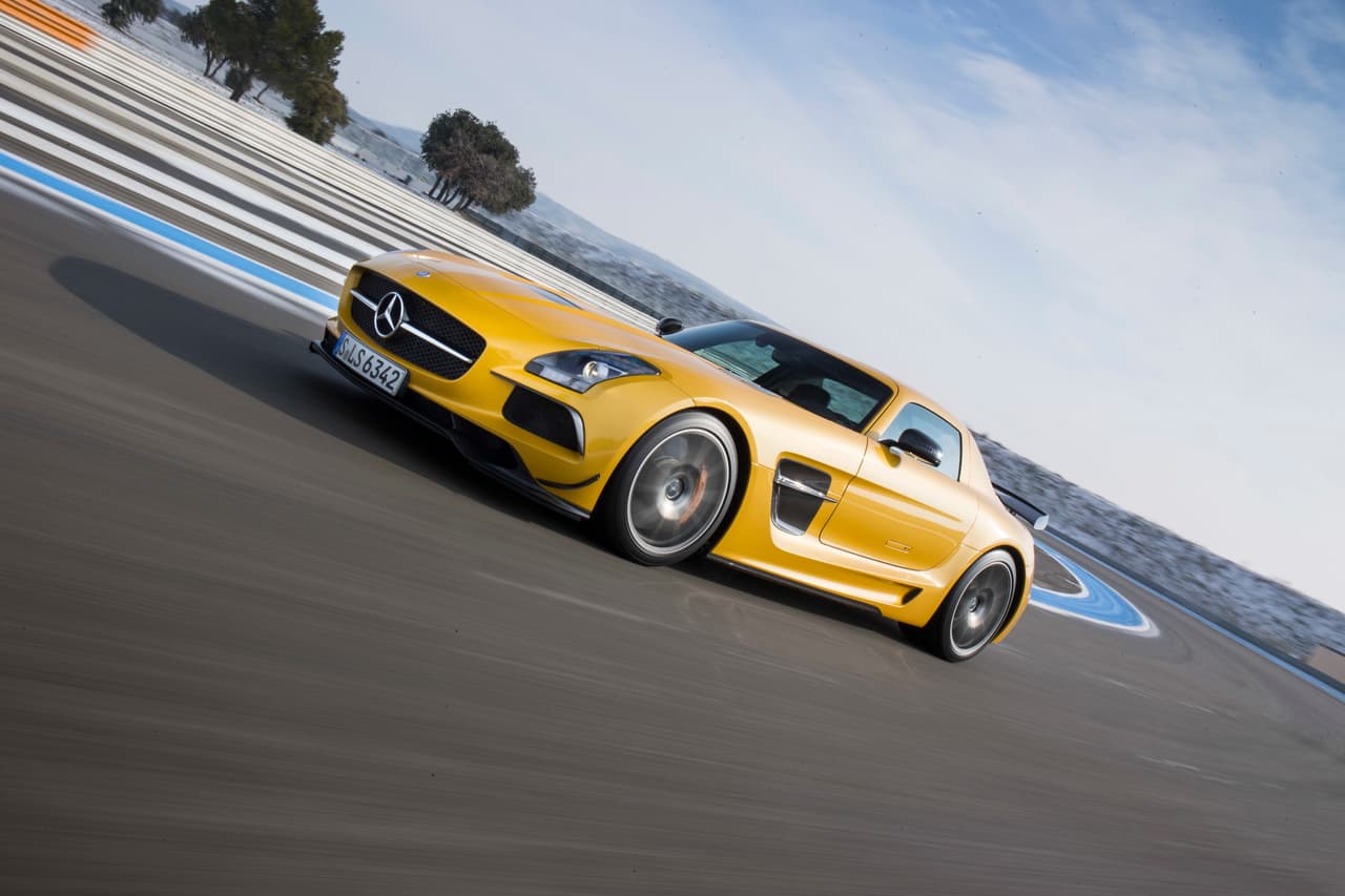 El Mercedes-Benz SLS AMG Black Series 2014 cuenta con un motor 6.2 litros fabricado a mano por AMG, con 622 caballos de fuerza. Su precio iniciaba en casi 300,000 dólares.