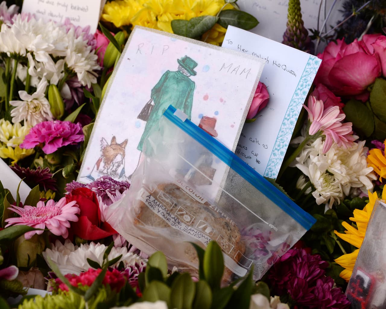 Una vez dentro del imponente patio de Holyroodhouse, el féretro fue recibido por el Real Regimiento de Escocia, con sus faldas verde tartán, para llevarlo hasta la sala del Trono, donde permanecerá toda la noche hasta este lunes 12 de septiembre por la tarde.
<br>