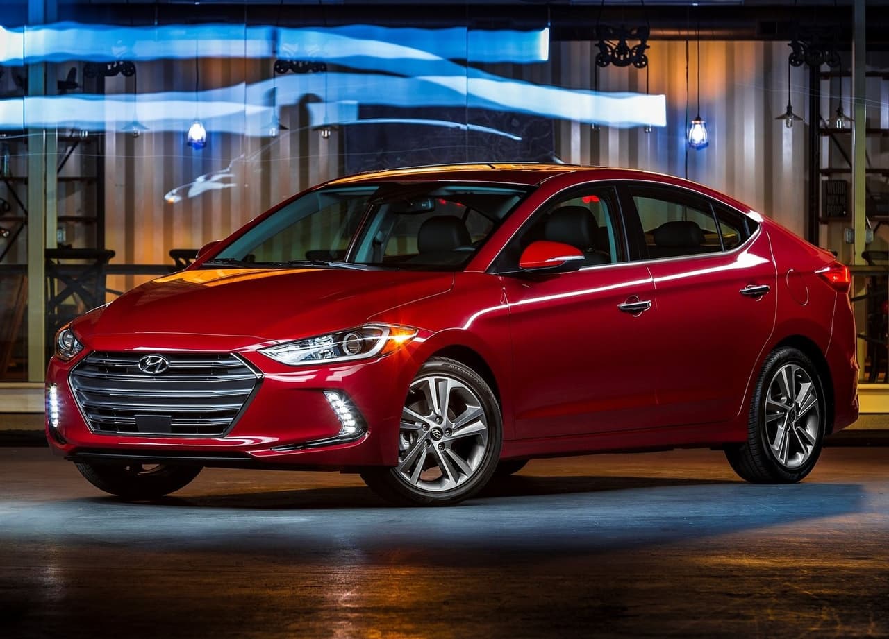 <h3 class="cms-H3-H3"><b>8.</b> <b>Hyundai Elantra</b></h3>
<br>
<br>
<b>Precio promedio tras 3 años de uso: </b>$12,369
<br>
<b>Depreciación promedio tras 3 años de uso:</b> 38.3%
<br>
<b>Diferencia de precio con modelo nuevo:</b> $7,666
