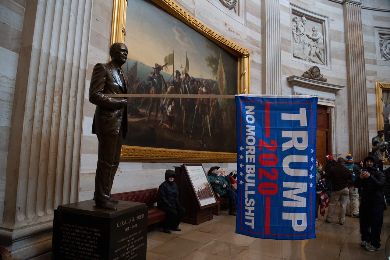 Una bandera de la campaña de Trump fue colocada en la estatua del expresidente republicano Gerald Ford. Uno de los monumentos históricos irrespetados por los manifestantes dentro del Congreso.
<br>