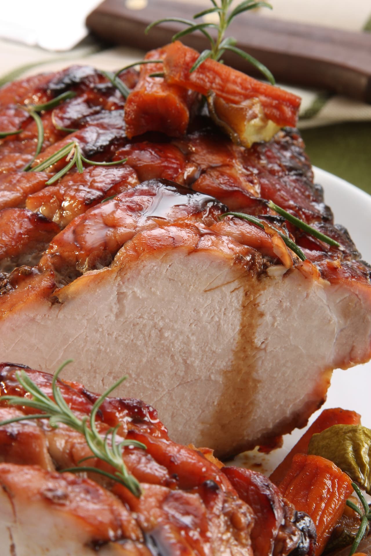 Precalienta el horno a 180 grados y mete la pierna. Déjala cocerse por dos horas o una hora por cada kilo. No te olvides de estar bañándola constantemente en sus propios jugos para que no se seque. Al servir la carne puedes cocinar una salsa de vino tinto y acompañar con pasta.