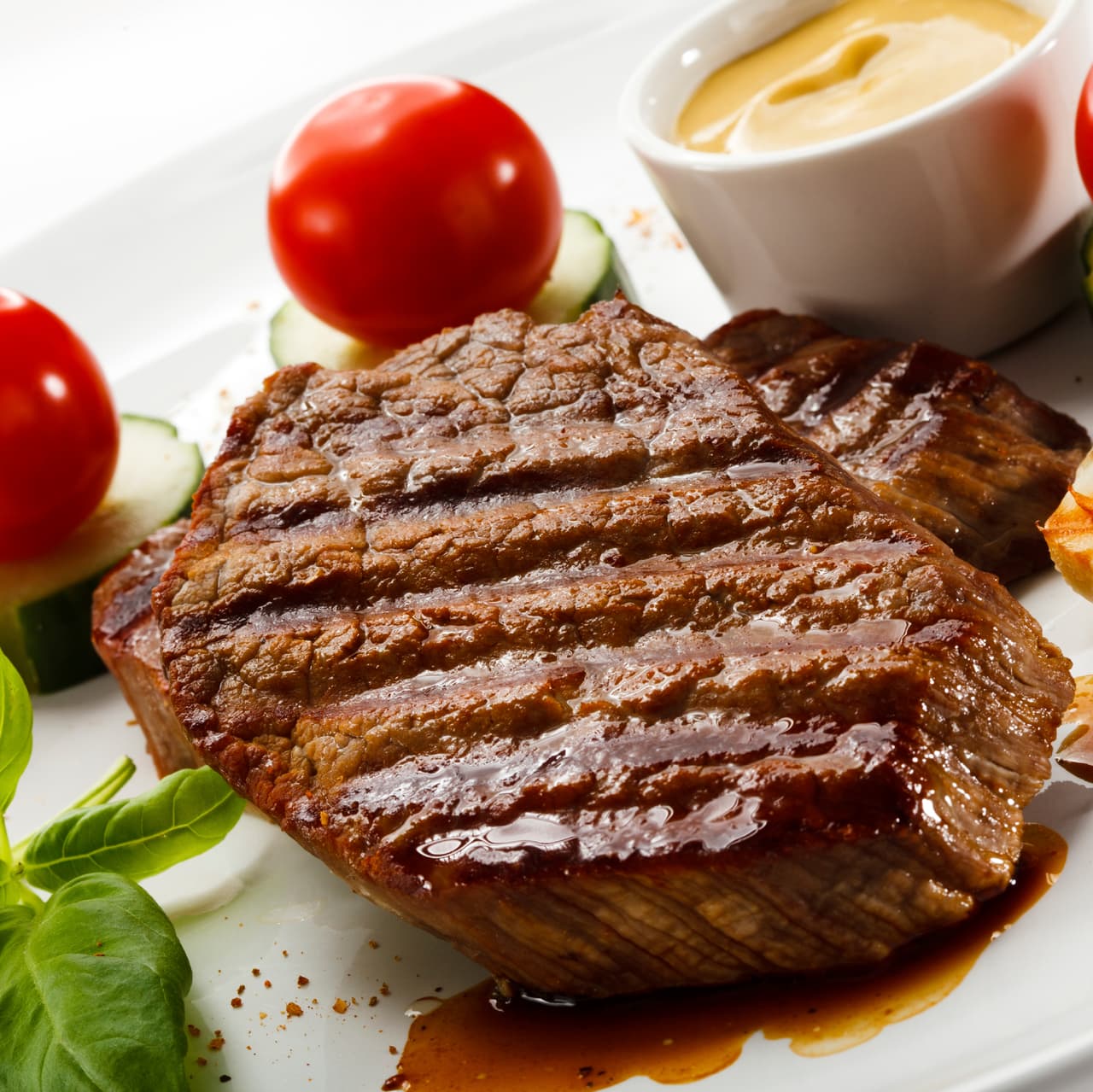 Incluye en tu dieta alimentos ricos en hierro, calcio y vitamina C, como espinacas, brócoli, carne, frutas y lácteos. ¡Una delicia! Puedes aderezarlos o gratinarlos.
<br>Eso sí: ojo con tu consumo de café, té y refrescos. Pueden ser dañinos para ti.