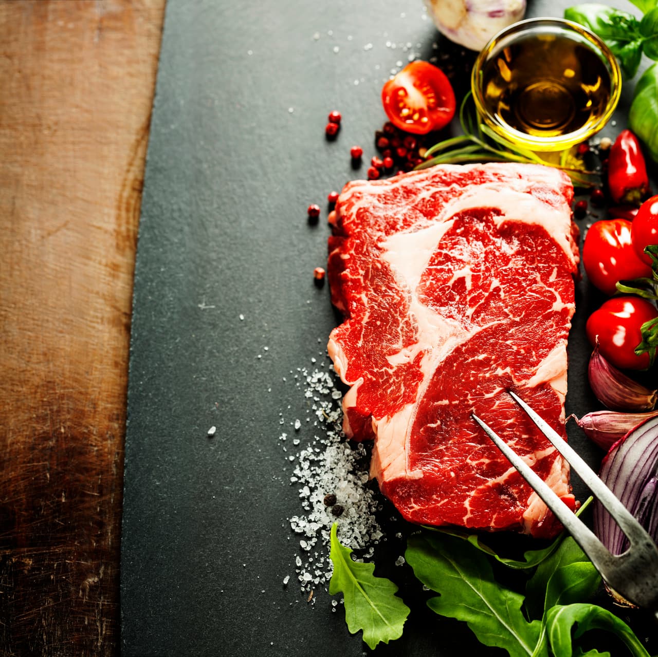 Rib Eye: Suele tener cierto grosor y es ideal para asar porque al dorarlo, la costra y el jugo resultan en un sabor muy apetecible para muchos paladares.