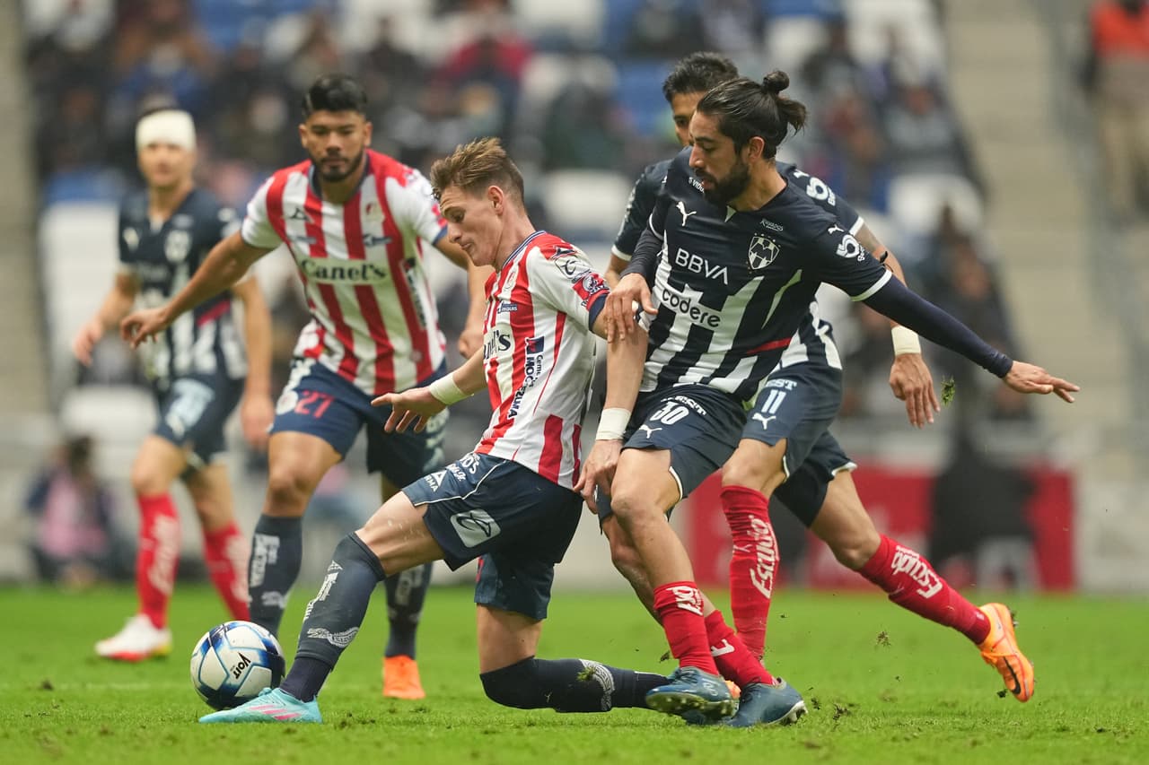Monterrey controla el partido durante casi los 90 minutos, pero su delantera no es nada contundente y terminan cayendo 0-2 en el 'Giagnte de Acero'.
