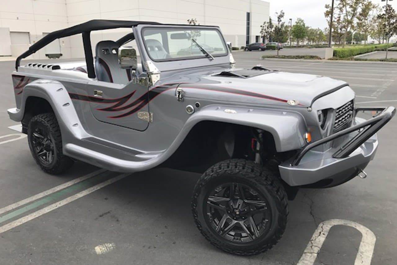 Su nombre oficial es 
<b>WaterCar Panther</b> y aunque sí está inspirado en el popular Wrangler de Jeep, difiere mucho con el modelo original, pues su mecánica está desarrollada de tal manera que es capaz de rendir tanto en la tierra como en el agua. Lo que se conoce hasta el día de hoy como un vehículo anfibio.