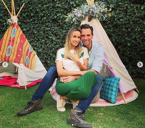 El pasado 8 de diciembre, y tras nueve años de relación,
<b><a href="https://www.univision.com/famosos/las-bodas-de-2020-18-famosos-que-podrian-subir-a-altar-en-el-ano-que-comienza-fotos" target="_blank">Borghetti le pidió matrimonio</a></b> a Ramírez durante la celebración del cumpleaños 46 del actor.