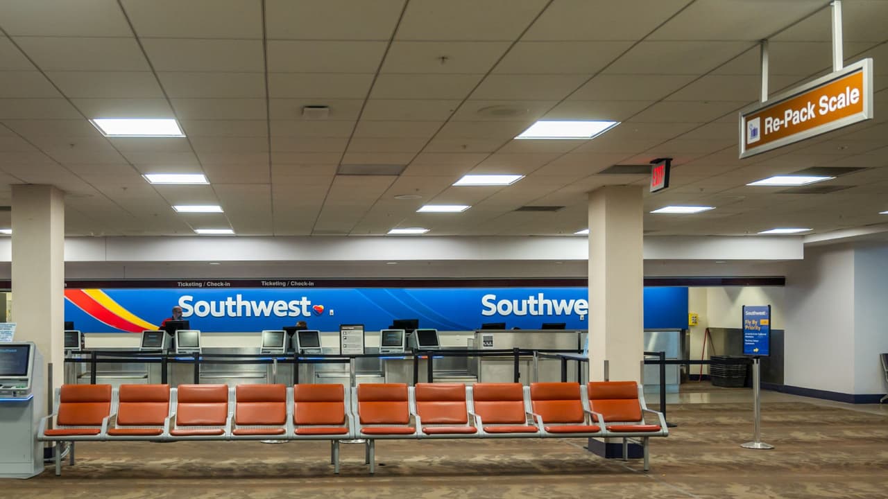 <h3 class="cms-H3-H3">Guía rápida: cómo prepararte</h3> 
<br>Si piensas volar con Southwest en 2026, aquí te dejamos
<b> algunos consejos prácticos</b>: 
<br>
<b>Reserva con anticipación:</b> Desde el 29 de julio de 2025 ya podrás elegir asiento al comprar tu boleto. 
<br>
<b>Compara tarifas: </b>Si quieres espacio extra, acceso prioritario o mayor comodidad, evalúa si te conviene pagar por una tarifa Choice o Extra. 
<br>
<b>¿Viajas en grupo o con niños?</b> Revisa que estén asignados juntos o considera pagar por selección de asiento si es importante para ti. 
<br>
<b>No te confíes:</b> El sistema será nuevo para todos, así que vale la pena llegar temprano, checar tu grupo de abordaje y estar atento a instrucciones.