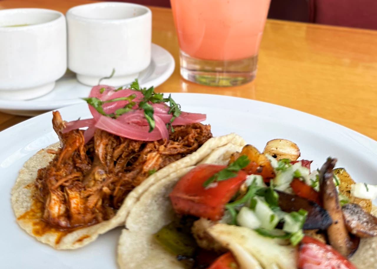 <b>A torear el chile en Chile Toreado </b>|
<b> </b>McKinley Park
<br>Chile Toreado
<br>2022 W 35th St. Chicago, IL 60609, 
<br>
<a href="https://www.google.com/search?q=chile+toreado&oq=CHILE+TOR&aqs=chrome.0.0j46j0j69i57j46j0l3.1873j0j7&sourceid=chrome&ie=UTF-8">(773) 823-7793</a>
<br>Lun. Cerrado
<br>Mar. - Dom. 10am- 9pm
<br>Tipo de pago: Tarjeta y efectivo 
<br>
<a href="https://chicagotoreado.com/">chicagotoreado.com</a>
<br>
<br>A pesar de haber enfrentado un comienzo difícil al abrir un mes antes de que la epidemia del COVID-19 cerrara el mundo, Chile Toreado permanece abierto y atrayendo clientela. 
<br>
<br>Al ingresar, la variedad de cumbias nos provoca querer bailar. Las paredes, amarillas, verdes y marrones hacen referencia a los colores de los diferentes chiles que utilizan: habanero, serrano y guajillo, por nombrar algunos. 
<br>
<br>¿Por qué se llama Chile Toreado? “Viene de una tradición de familia. Los recuerdos donde comíamos todos y nunca faltaban los chiles [toreados] sobre la mesa”, dice Jaime Sotelo Flores, el dueño. Este restaurante familiar en McKinley Park destaca por incluir sabores y estilos no sólo de Guerrero sino de otros estados de la región.
<br>
<br>Entre la variedad de tacos que ofrecen, recomendamos probar el de cochinita pibil—puerco marinado en achiote toda la noche—con una textura muy jugosa que se complementa muy bien con la salsa de cebollas encurtidas con habanero. También ofrecen el taco de vegetales llenos de calabacita, coliflor, pimientos morrones, hongos, papa y maíz tierno para aquellos que no comen carne, y se puede elegir entre tortillas regulares o hechas a mano. 
<br>
<br>Si le apetece una margarita, recomendamos la Citrusy Mezcal Serrano—sí, hasta esa bebida contiene chile—hecha a base de limón y toronja servida sobre hielo. A sólo $10, el mezcal y el chile serrano levantan su refrescante sabor.
<br>
<b>—Citlalli Magali Sotelo</b>