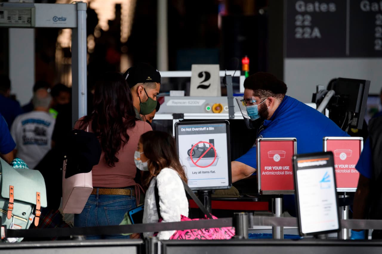 <h3 class="cms-H3-H3"><b>Revisa tu equipaje</b></h3>
<br>Para evitar contratiempos o incidentes relacionado con tus maletas al momento de viajar debes tener en cuenta las reglas establecidas por la TSA.
<a href="https://www.tsa.gov/es/lista_de_viaje" target="_blank">Haz clic aquí </a>para ver los artículos que sí están permitidos llevar al momento de viajar por avión.