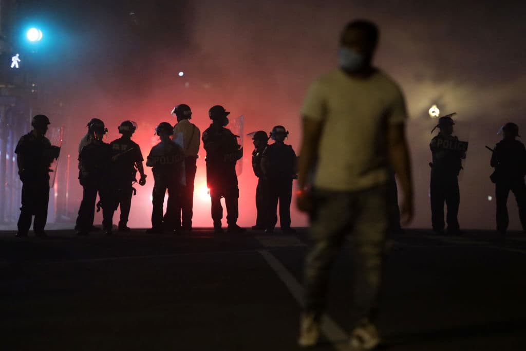 Se impusieron toques de queda en más de una veintena de ciudades del país, como Atlanta, Denver, Los Ángeles, Seattle, Miami, Chicago, Filadelfia o Minneapolis.