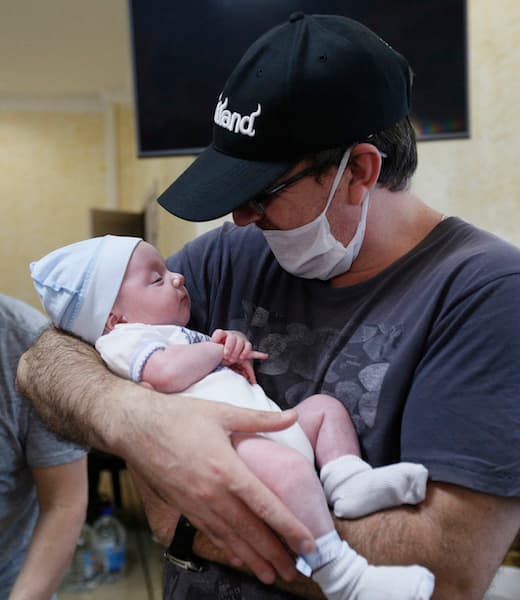 Fernando Montero, esposo de Andrea Diez, sostiene a su bebé Ignacio, nacido del vientre de una madre sustituta ucraniana. Son cerca de
<b> 100 matrimonios que son padres genéticos de estos bebés nacidos de madres sustitutas los que quedaron 'atrapados' en esta situación. </b>
<br>