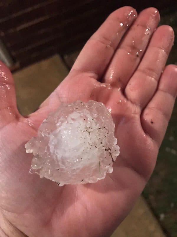 <br>En el área de Azle se reportaron algunas viviendas destruidas.
<br>