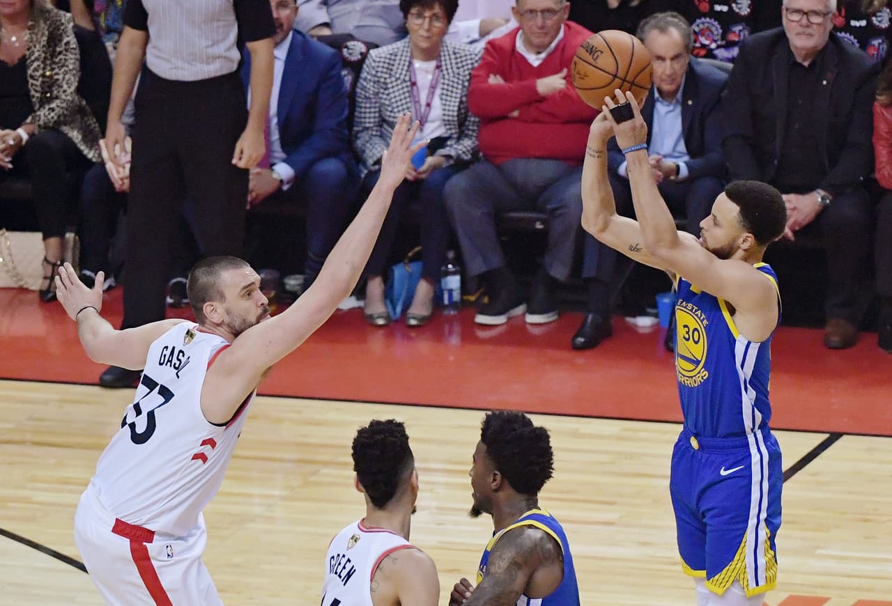 Stephen Curry con uno de sus tres triples con los que arrancó el juego para Golden State.