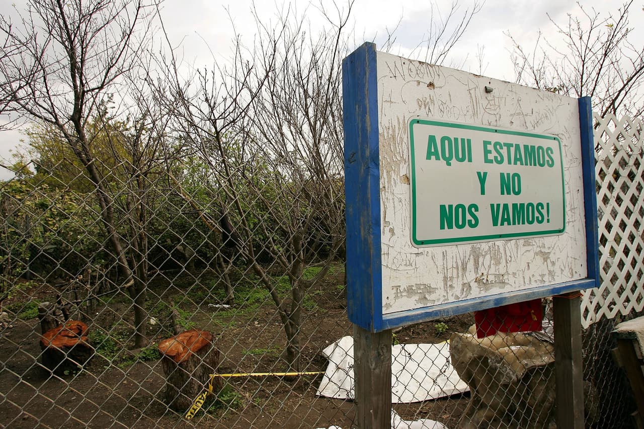Mensaje a modo de protesta colocado en un terreno de Los Ángeles, California.