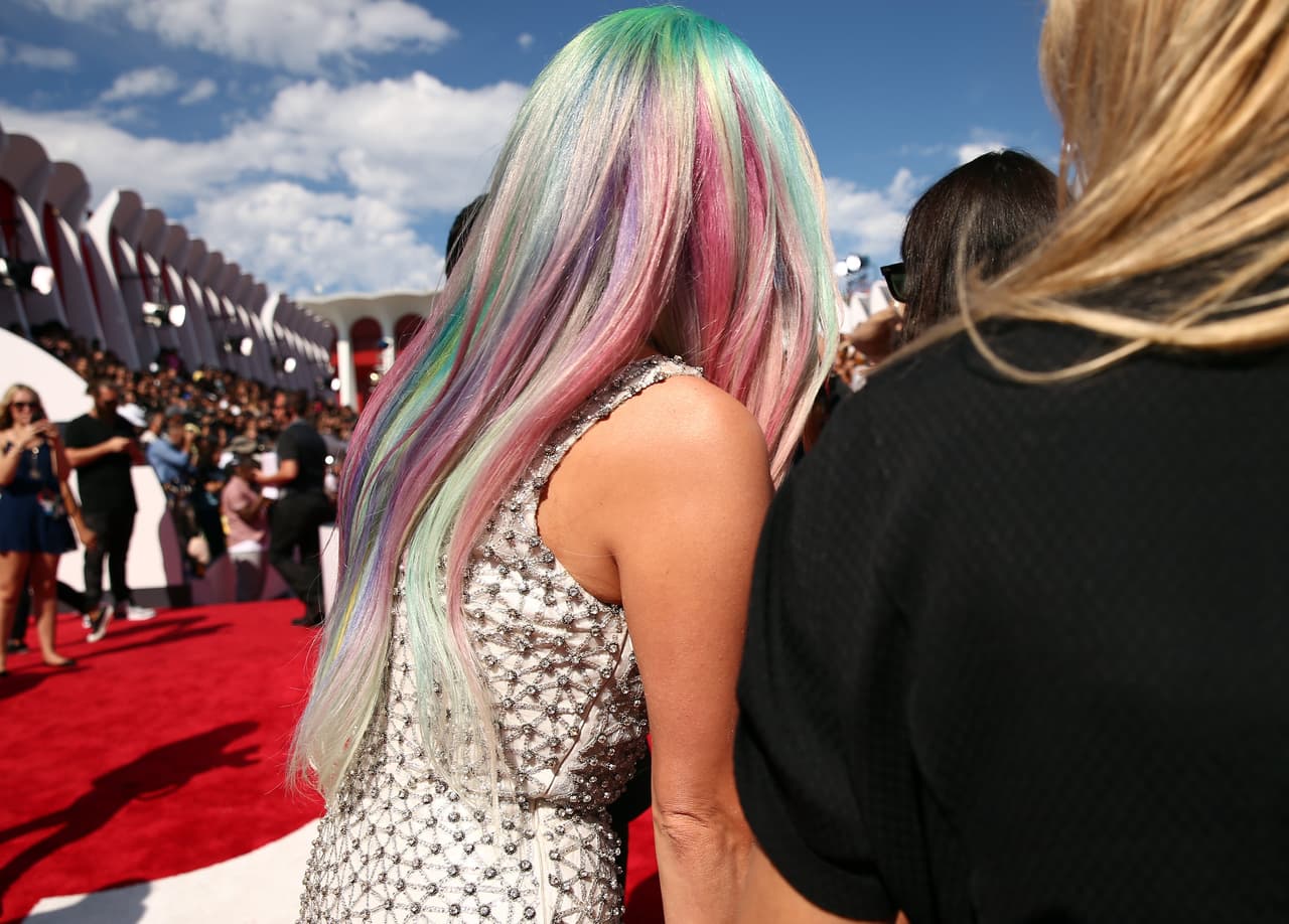 Pinta toda tu cabellera con colores vibrantes, sugirió la especialista en color y colaboradora en el sitio Latest Hairstyles, Sarah Nitz.