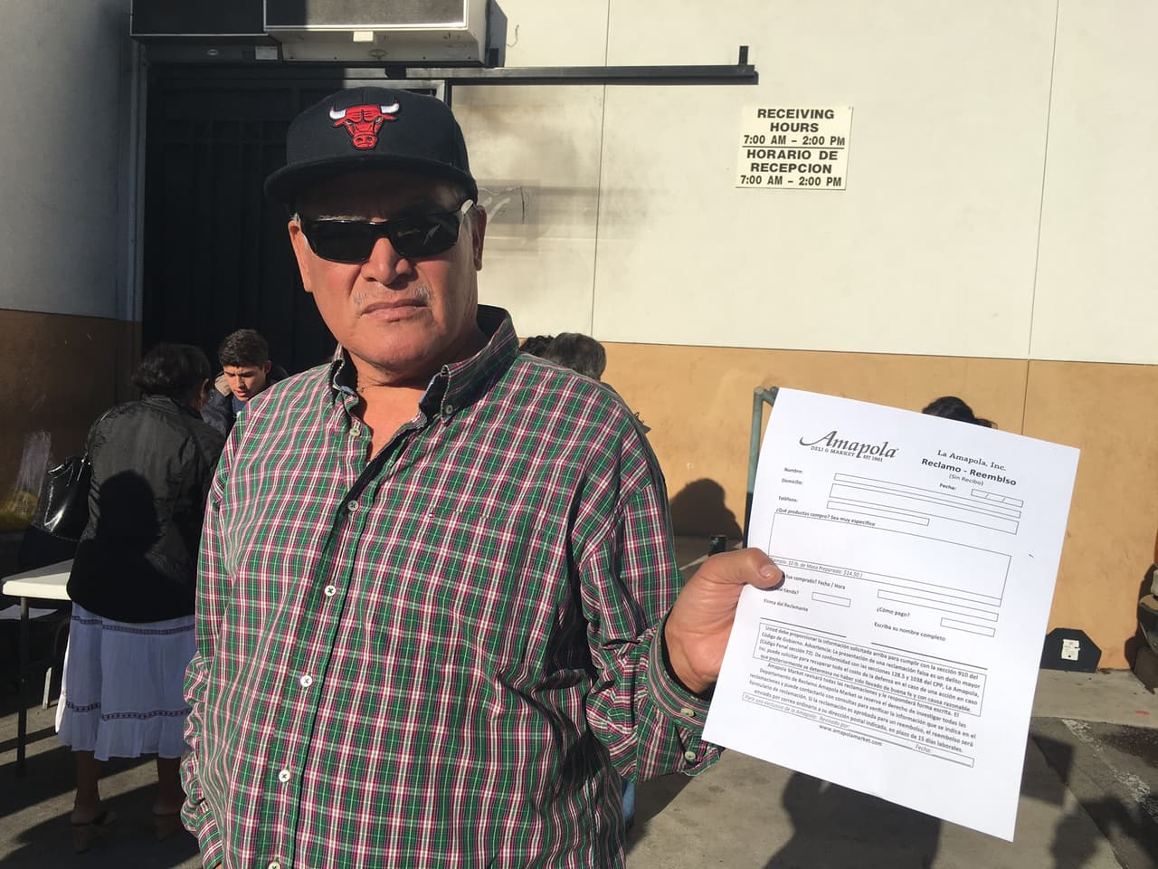Arturo García, un cliente que tiró el recibo, muestra el formulario que le entregó la tienda Amapola en Downey, California, para reclamar lo gastado en una masa para tamales de mala calidad.