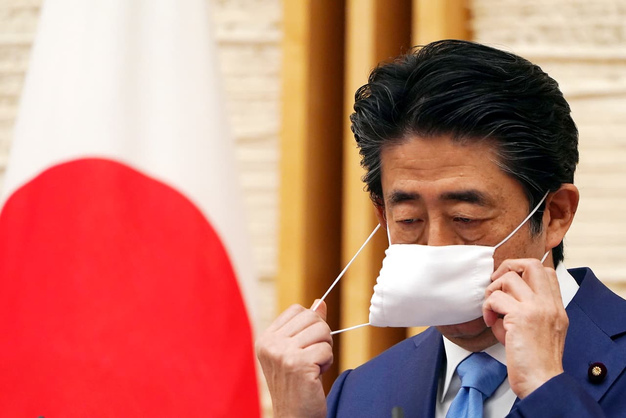 Shinzo Abe, primer ministro de Japón, durante una rueda de prensa en la residencia oficial en Tokio, el 4 de mayo.