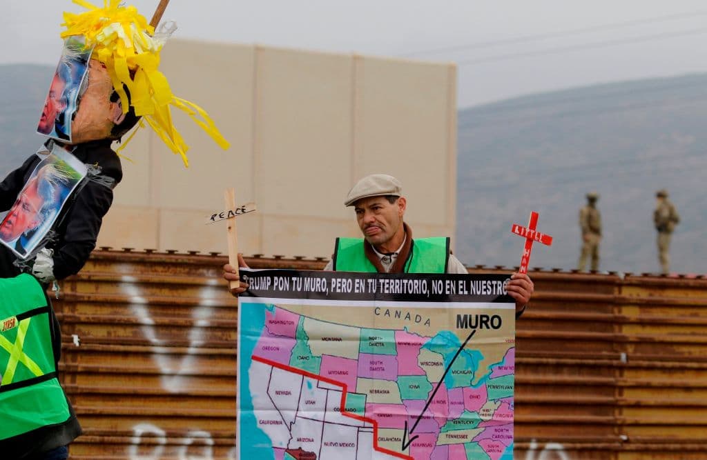 "Trump pon tu muro, pero en tu territorio, no en el nuestro", señala la pancarta de este activista en Tijuana.