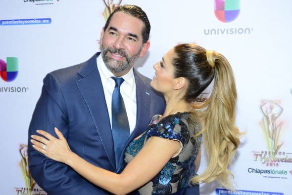 ¡No le quitó los ojos de encima ni un sólo instante! Tanto amor hay entre estos dos que decidieron ir coordinaditos a la entrega.