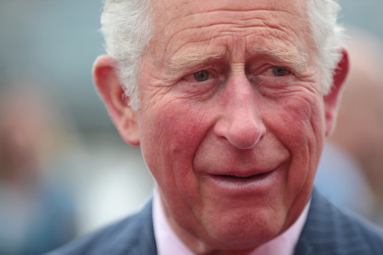 New Idea publicó un artículo en el cual afirmaba que el príncipe de Gales había estado consultando a su abogada, Fiona Shackleton, quien también lo asesoró en 1996 durante su divorcio de la difunta Diana Spencer.