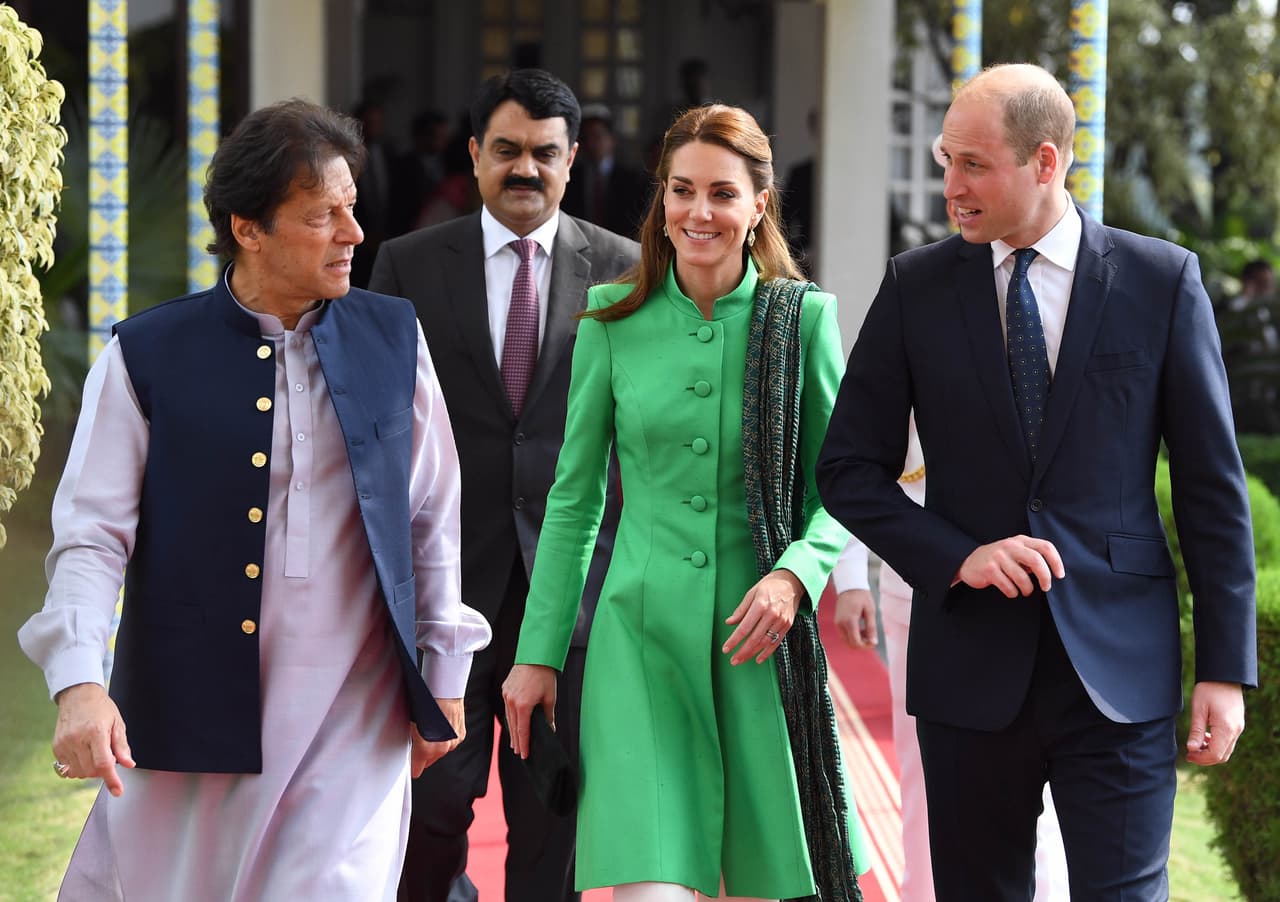 De acuerdo con 
<b><a href="https://people.com/royals/kate-middleton-and-prince-william-meet-with-pakistans-pm-imran-khan-a-friend-of-princess-diana/" target="_blank">People</a></b>, Middleton 
<b><a href="https://www.univision.com/famosos/el-pequeno-homenaje-de-kate-middleton-a-lady-di-en-pakistan-con-un-vestido-que-tiene-un-significado-especial-video" target="_blank">usó una túnica verde</a></b> esmeralda de Catherine Walker sobre pantalones crema del diseñador paquistaní Maheen Khan. Complementó su 'look' con una bufanda verde y aretes de la diseñadora paquistaní Zeen.