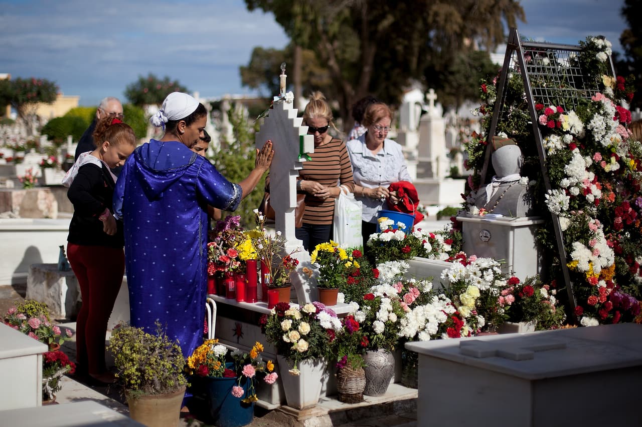 La Iglesia Católica también designó en algunos lugares que el 1o de noviembre, el día en que también conmemoramos a Todos los Santos (para incluir a aquellos que no tienen un día en específico durante el año), también debería recordarse a nuestros niños difuntos.