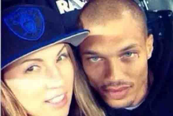 En esta foto aparece con esta mujer, que varios señalan como su presunta pareja sentimental.