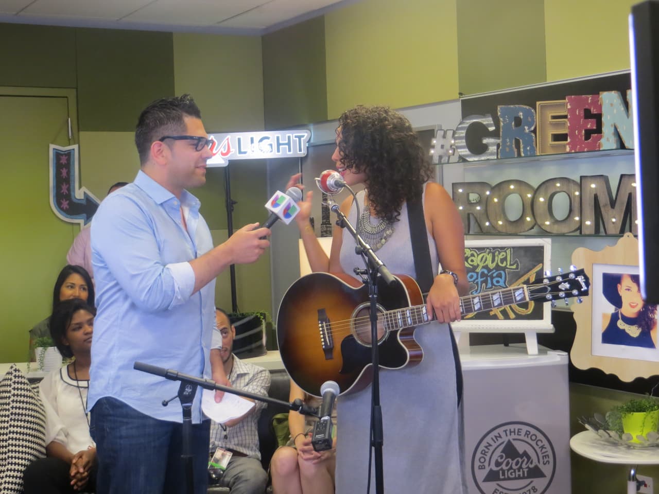 La joven boricua platicó con El Omarcillo, quien le hizo una divertida entrevista.