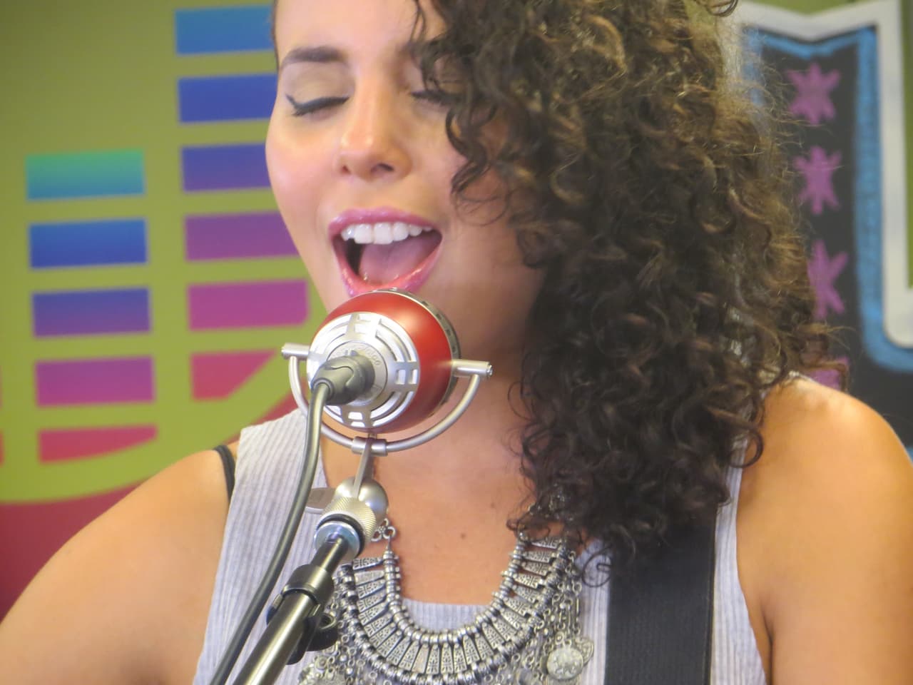 La cantante que actualmente radica en Miami y que habla perfecto inglés, español y portugués contó que en un futuro no descarta cantar en ese idioma.