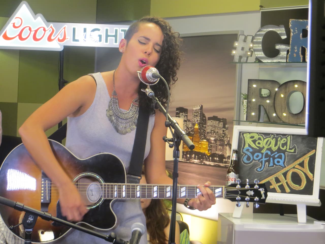 Raquel también habló de la experiencia de haber cantando con Juanes, Shakira y Prince Royce, de su gusto por los perros, el agua de coco y hasta de su corte de cabello.