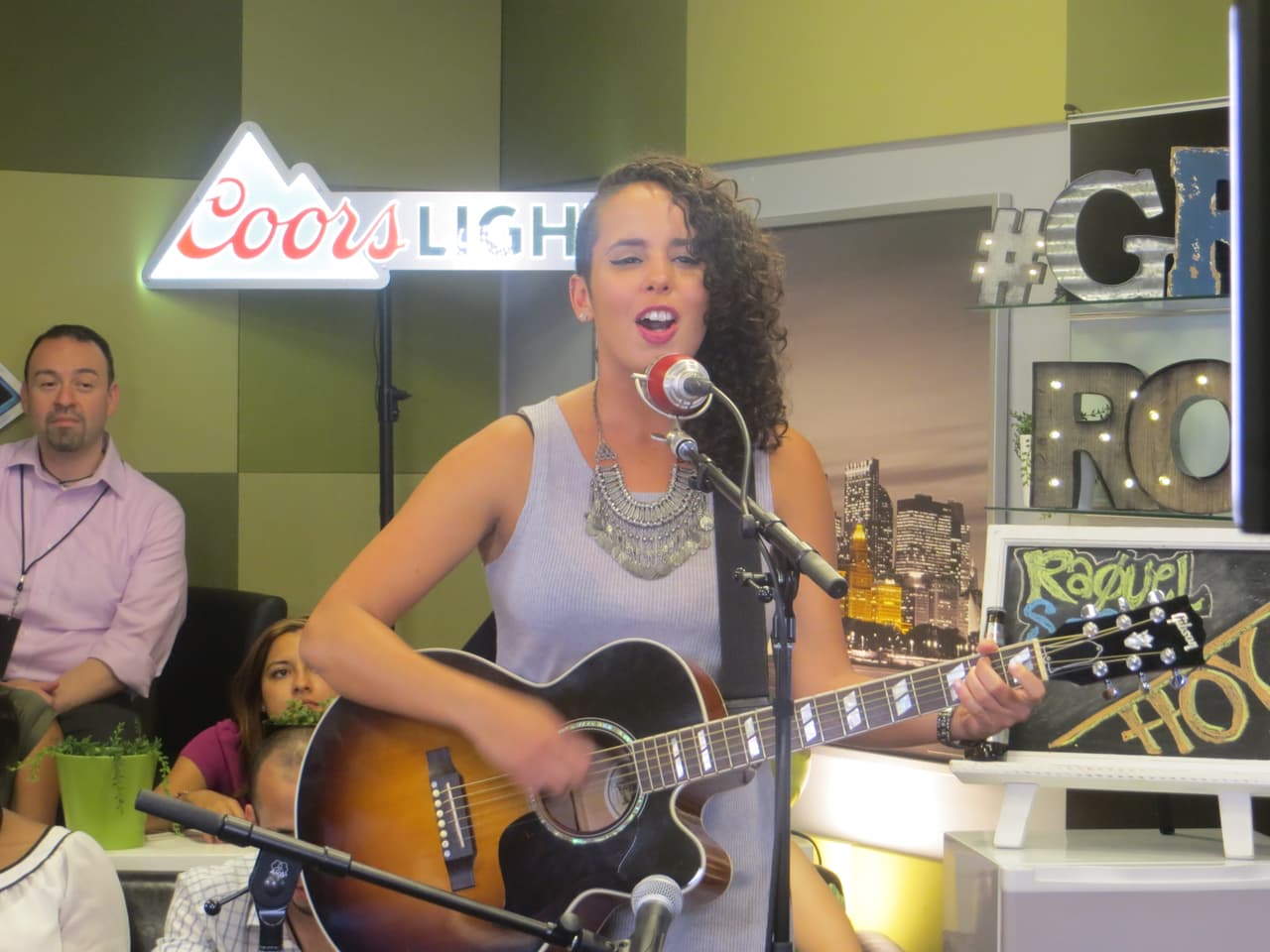 Y nos rebeló que no tiene estilista fijo, a veces son sus músicos quienes se lo cortan.