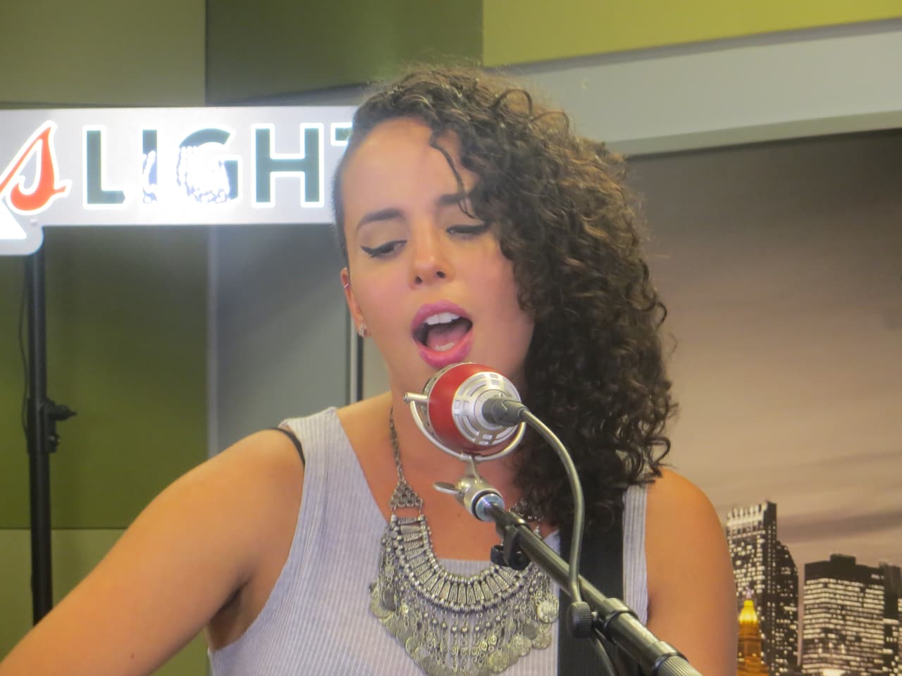 Sobre el tema "Agridulce" comentó que escribió la letra para pedir una disculpa a su pareja por haber protagonizado toda una escena de celos, así que decidió pedir perdón con una canción.