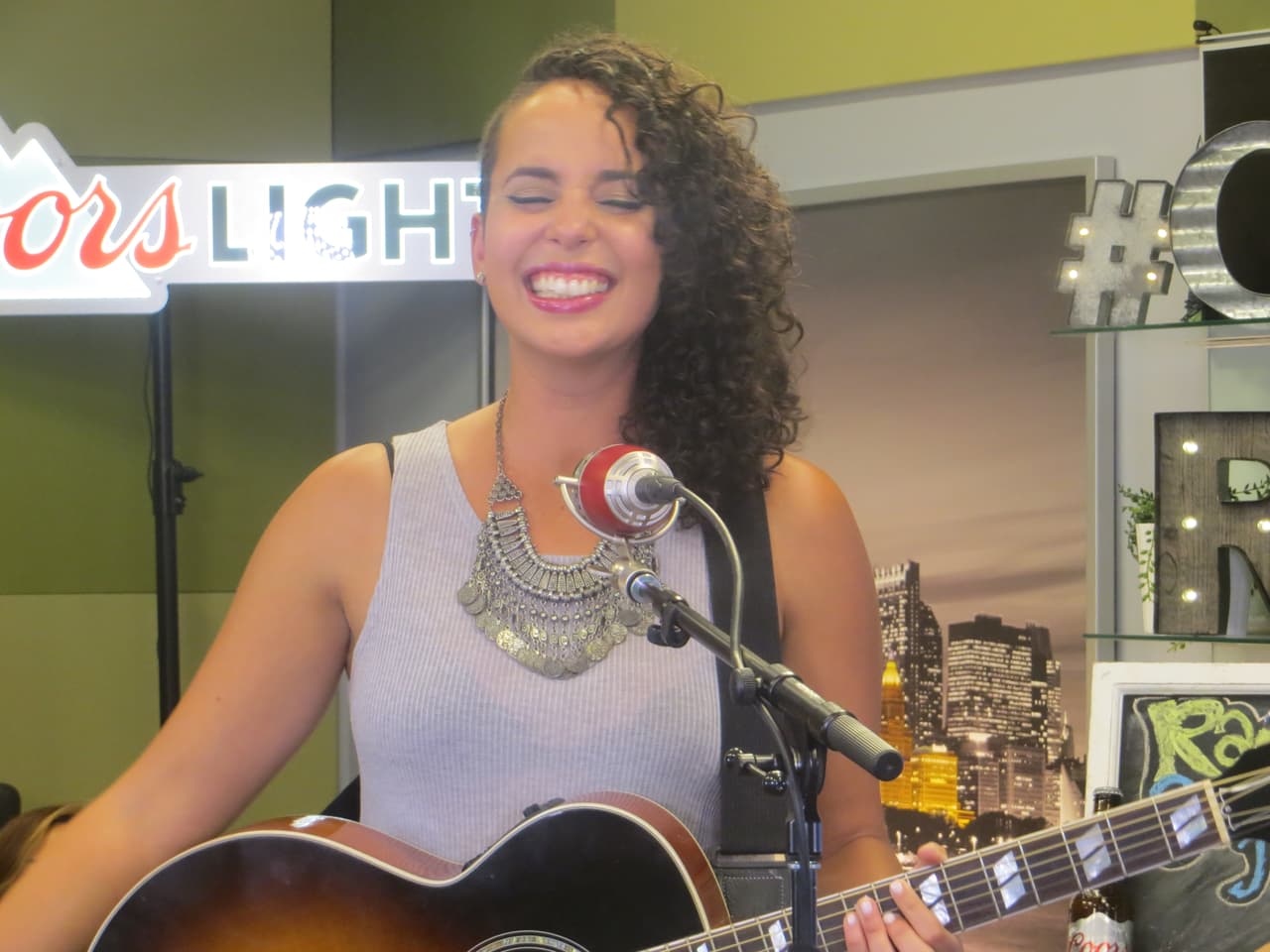 Aunque las letras pueden parecer mucho de duro y contra ellos, el sentir de la cantante es muy fresco y divertido.