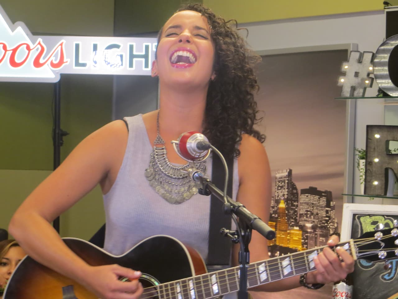 La intérprete se mostró de lo más alegre y para gusto de sus fans interpretó dos de sus temas favoritos "Agridulce" y "Te amo idiota".