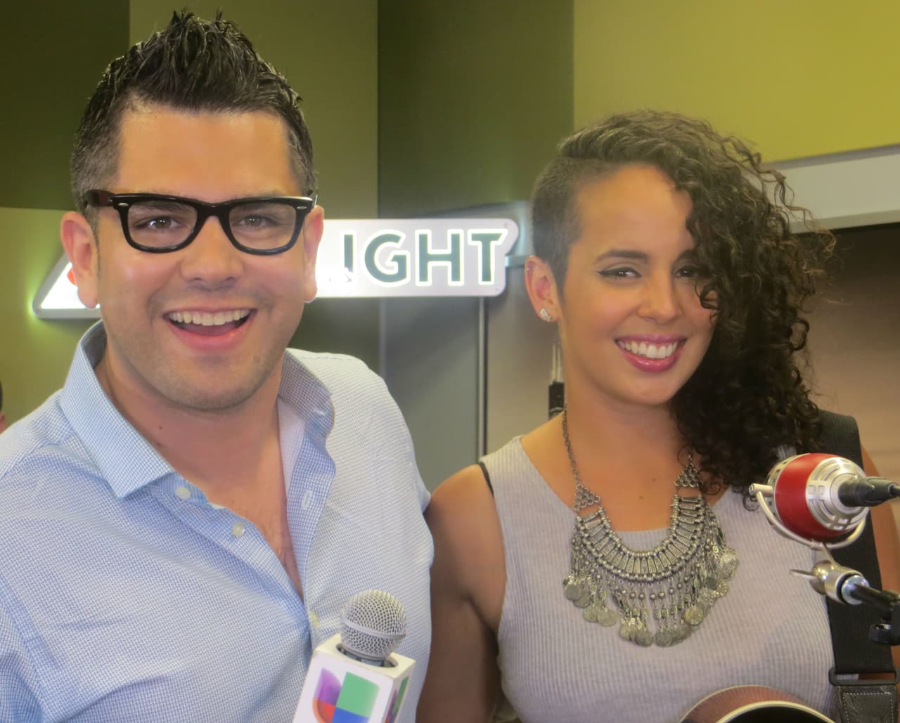 La cantante Raquel Sofía visitó el Green Room de Latino Mix donde convivió con sus fans y hasta se aventó un "palomazo" cautivando a todos con su bella voz.