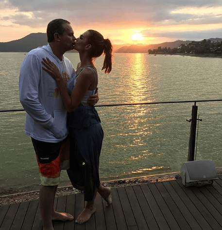 A través de sus redes sociales, la pareja compartió un par de imágenes de la que fue una tarde de rélax donde se les ve más enamorados que nunca.