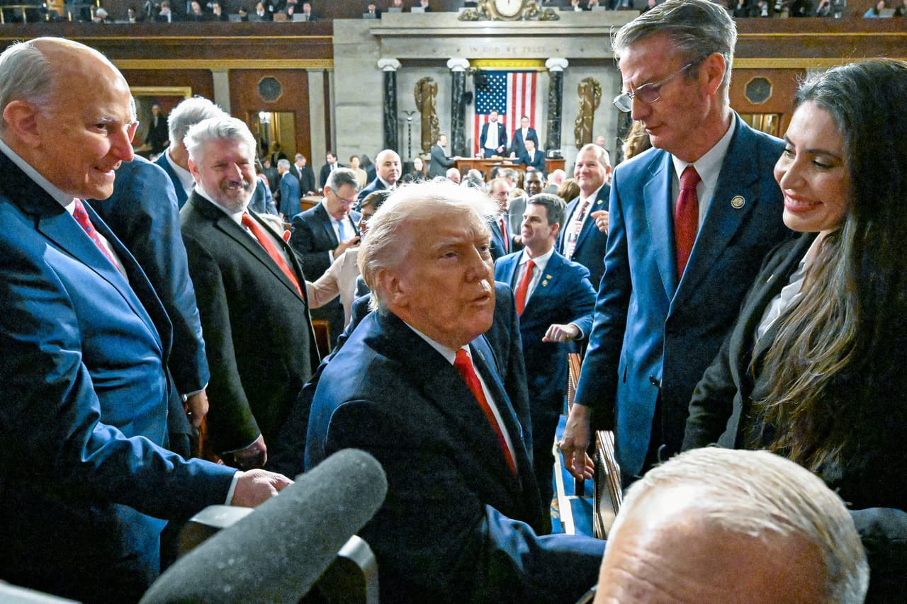 El presidente Donald Trump sale de la Cámara de Representantes tras pronunciar el discurso sobre el Estado de la Unión.