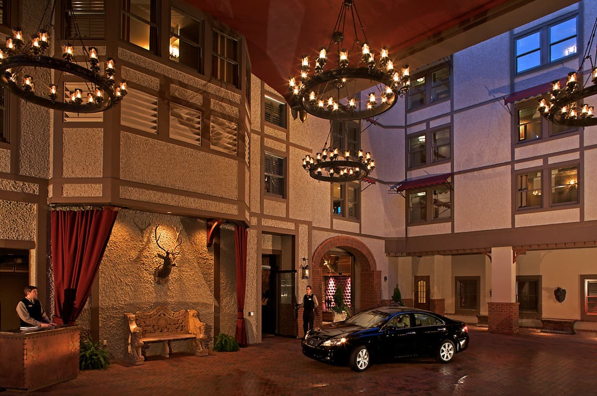 <b><a href="https://www.marriott.com/en-us/hotels/avlak-grand-bohemian-hotel-asheville-autograph-collection/overview/" target="_blank">Lugar número 5: Grand Bohemian Hotel Asheville, Autograph Collection</a></b>. El Grand Bohemian Hotel Asheville, Autograph Collection, ofrece un entorno excepcional en las montañas Blue Ridge junto a la histórica Biltmore Estate, Blue Ridge Parkway y los bosques nacionales, que se encuentran a poca distancia en auto.