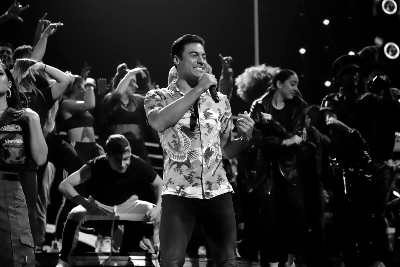 Y hasta Carlos Rivera, reconocido por sus baladas románticas, se unió a ella en su alegre danza.