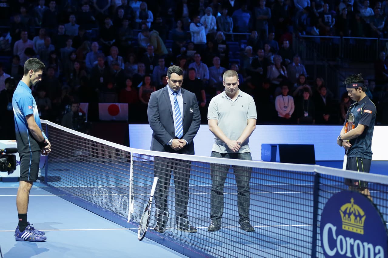 Minuto de silencio antes de un partido de las finales de la ATP en Londres.