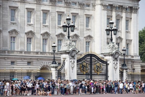 François Graftieaux quiere que los libros de historia sean "rescritos según sea necesario" para que su lugar en el linaje sea reconocido. "En la década de 1900, la verdadera 
<b>línea de sucesión</b> 
<b>se ocultó ilegalmente para bloquear a los Graftieaux</b> de su lugar en la historia", dijo.