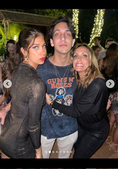 Así, Lili Estefan recibió el 2023 rodeada de sus hijos, familia y muchas estrellas.
<br>