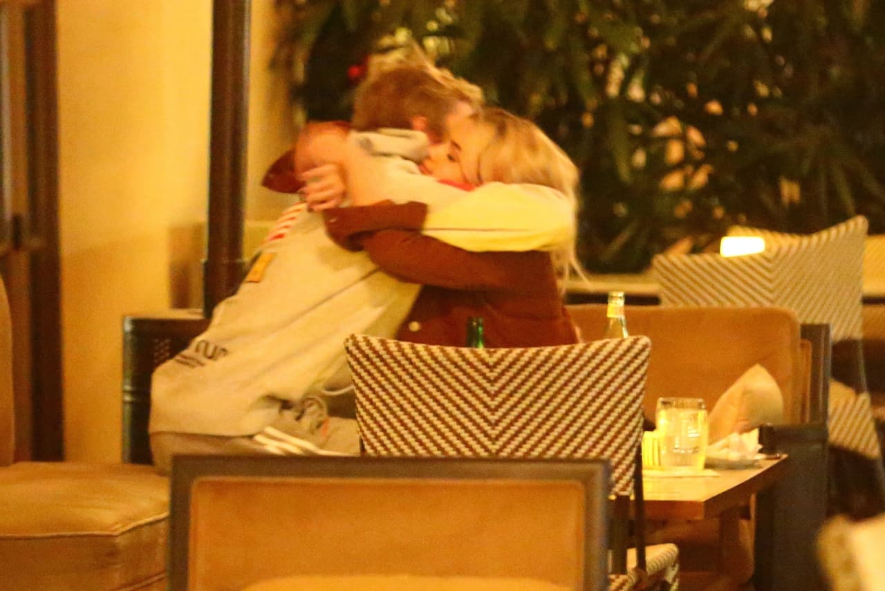 Allí se mostraron muy cariñosos y hasta fueron captados abrazados.