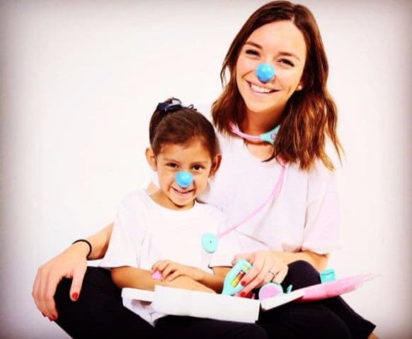 Regina nos muestra que puede ser una niña muy normal al convertirse en Dr. sonrisas.